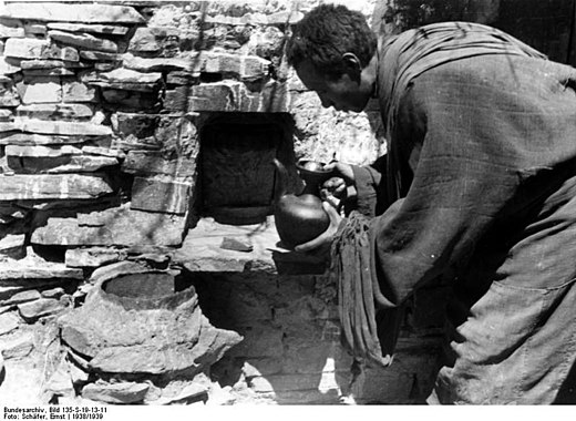 Voedsel voor een ingemetselde heremiet, foto genomen tijdens Tibetexpeditie in 1938