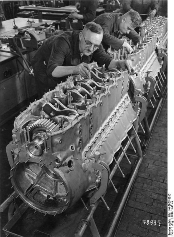 Немецкие двигатели автомобилей. Юмо 213 двигатель. Авиадвигатели второй мировой войны. Завод Юнкерс в Германии. Мотор юмо-211.
