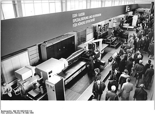 Presentatie machine-industrie op een beurs in Dresden, 1982.