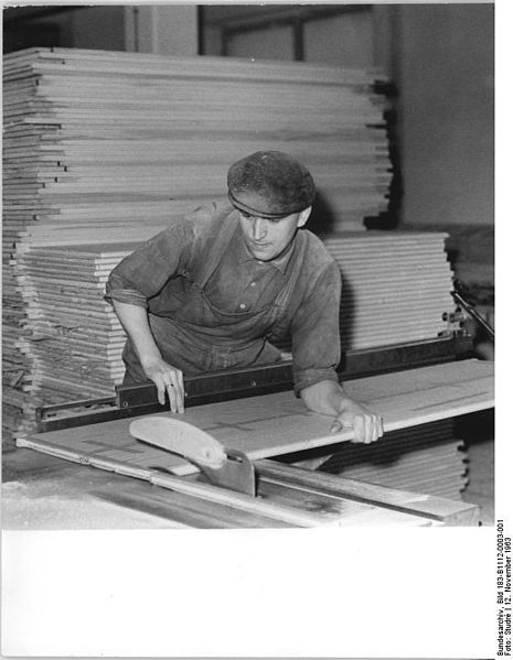 File:Bundesarchiv Bild 183-B1112-0003-001, Quedlinburg, Möbelfabrik, Zuschnitt.jpg