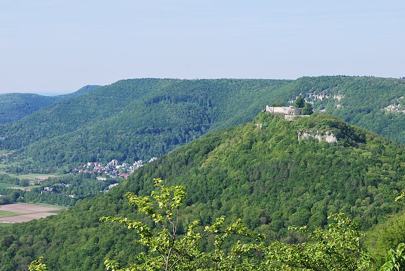File:Burg Hohenurach gesehen vom Eppenzillfelsen.jpg