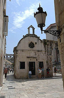 Miniature replica ot the Šibenik cathedral, renaissance, peristyle corner.