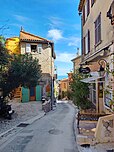 La Montée de la Bourgade à Cagnes-sur-Mer, au niveau des restaurants « Le Vieux Four » (N°102-104) à gauche et Fleur de Sel à droite.