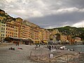 Italiano: Spiaggia di Camogli. In primo piano sulla destra ciò che resta del falò di San Fortunato..