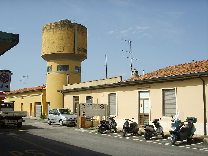 File:Campiglia marittima, cisterna stazione.JPG