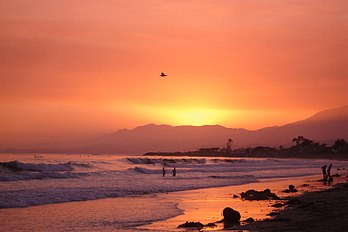 Coucher de soleil sur la plage de Carpinteria (Californie, États-Unis). (définition réelle 3 072 × 2 048)