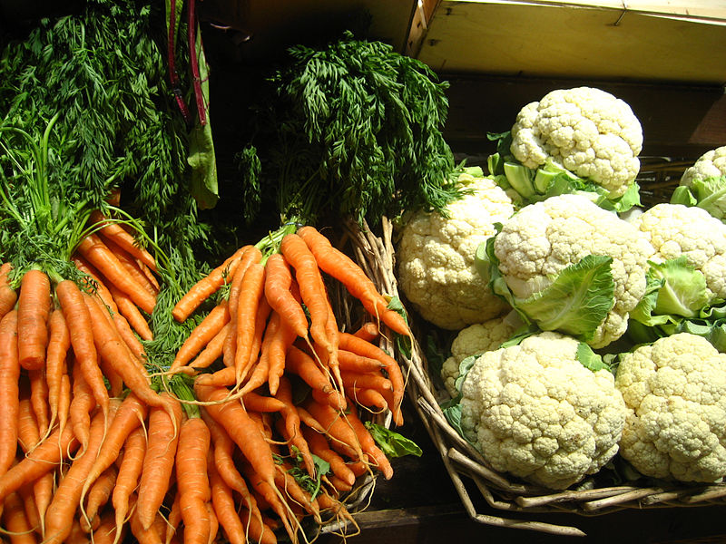 File:Carrots and cauliflower (4700731619).jpg