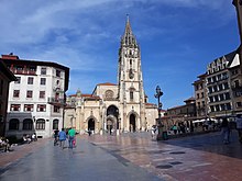 Plaza de la Catedral de San Salvador de Oviedo en un día soleado.