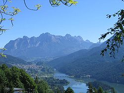 Közép-Cadore: Kilátás Pieve di Cadore felől a Piave folyóra és a Crissin-Tudaio hegységre