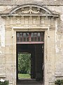 Porte centrale de la façade est