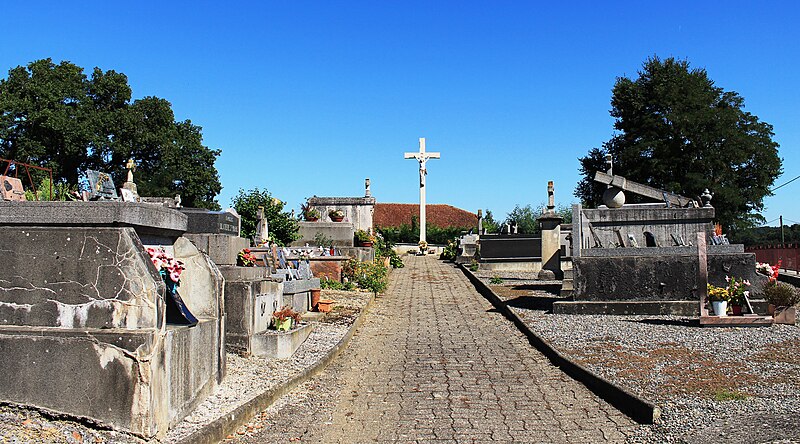 File:Cimetière de Devèze (Hautes-Pyrénées) 1.jpg