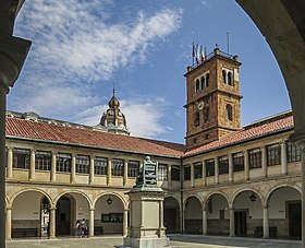 University of Oviedo building in Oviedo Claustru vieyu de la Universida d'Uvieu.jpg