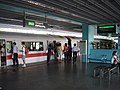 Peron Stasiun MRT Clementi dengan kereta api yang datang untuk siap melayani penumpang.