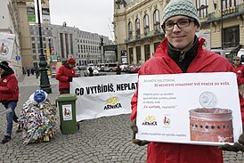 Сбор петиций "Ты не платишь больше за то, что сортируешь" Прага, 2013.