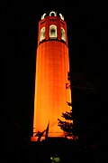 Coit Tower om natten, opplyst oransje som en anerkjennelse av San Francisco Giants