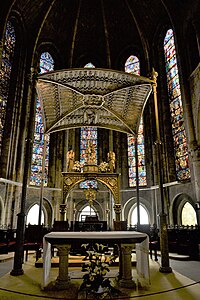 Altar mayor con la talla de Santa María