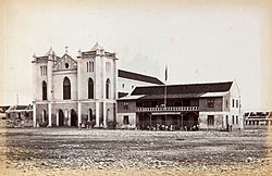 De Heilige Rozenkranskerk van de orde van de dominicanen rond 1890 met de noodkerk uit 1870 ernaast, dat vervolgens werd gebruikt als het gebouw van de St. Jozefs Gezellen-Vereeniging (arbeidersjeugdorganisatie).