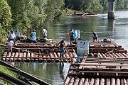 English: Timber rafts as a tourist attraction are normally assembled daily anew. Here you can see the landing in Wolfratshausen (Schrederleiten) in the morning in which the construction takes places on the river Loisach in the season from May to August. Deutsch: Holzflöße als Touristenattraktion werden normalerweise täglich neu zusammengebaut. Hier kann man die Ablegestelle Wolfratshausen (Schrederleiten) am Morgen sehen, an der auf der Loisach in der Saison von Mai bis August der Zusammenbau geschieht.
