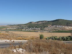 Pohled na kibuc z lokality Tel Bejt Šemeš