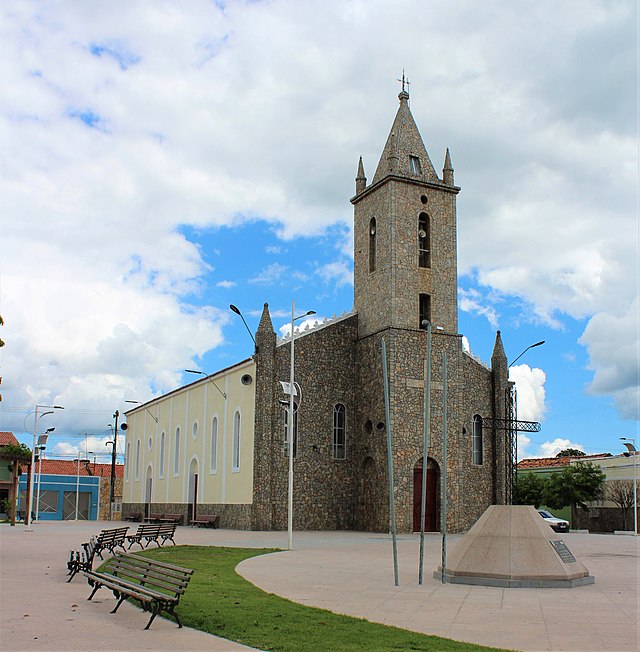 Aspectos da praça principal e a Igreja matriz de Nossa Senhora da Piedade (Foto: Moacir Ximenes)