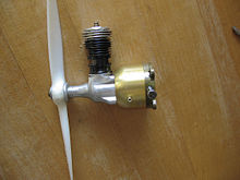 The same Cox Golden Bee 0.049 assembled. The left rotating propeller and horizontal cylinder contribute to keeping the control lines tight. Cox reed valve assembled.JPG