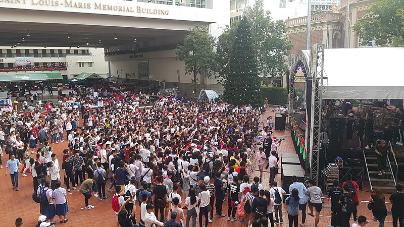 File:Crowd at a concert AC XMAS FAIR2018.jpg