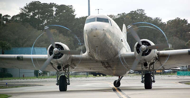 File:DC-3 spinning props.JPG