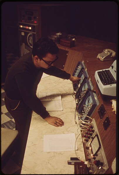 File:DENNIS WOOD AT CONSOLE FOR OPERATING "WHOE BODY COUNTER" AT EPA'S LAS VEGAS NATIONAL RESEARCH CENTER - NARA - 548855.jpg