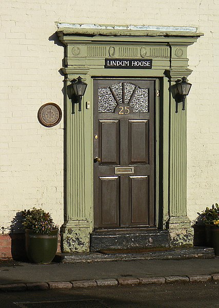 File:Door at Lindum House - geograph.org.uk - 2733625.jpg