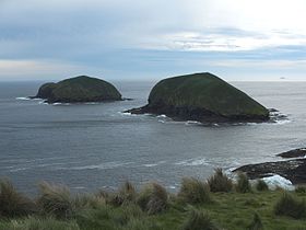 האי המערבי הוא הרחוק ביותר מהחוף, והמזרחי הוא הקרוב ביותר.