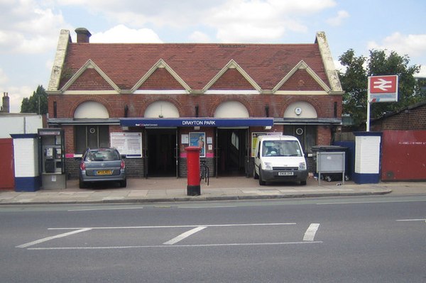 Entrance to Drayton Park station