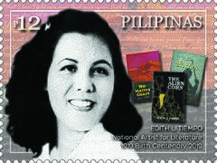 Znaczek pocztowy, którego połowę zajmuje czarnobiałe zdjęcie portretowe uśmiechniętej kobiety na kolorowym tle. Obok niej znajdują się kolorowe okładki trzech książek jej autorstwa, nad nimi widnieje słowo Pilipinas.