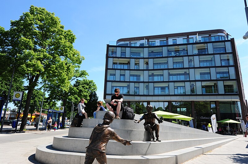 File:Einige der 13 lebensgroßen Bronzefiguren am Lübecker Kaufhof.JPG