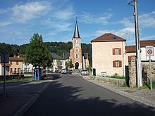 Entrée de Mariol par D 260 avec église 2014-08-19.JPG