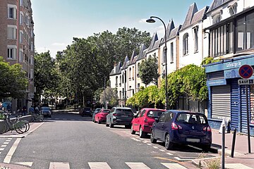 La rue du Docteur-Leray en direction de la place de l'Abbé-Georges-Hénocque.