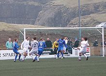 EB/Streymur (weiß) im Spiel gegen FC Suðuroy (blau) 2010.