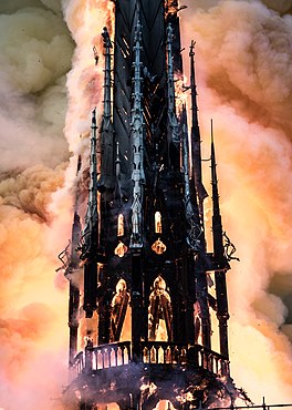 第二名：在巴黎圣母院大火中，拍下的正在燃烧的塔尖 署名: LEVRIER Guillaume (CC BY-SA 4.0) 527 votes