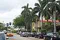 Una strada di Miami Beach con palme reali