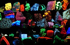 Fluorescence de divers minéraux sous l'effet de rayonnements ultraviolets