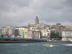Vista de Gálata, Karaköy, da Torre de Gálata (ao centro) e da Ponte de Gálata (à esquerda) desde a embocadura do Corno de Ouro