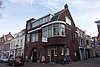 Woning, bedrijfspand; bovenwoning in Amsterdamse School-stijl