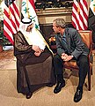 Jorj V.Bush 2004 yil 9-iyun kuni Sea Island, GA.jpg-da bo'lib o'tgan G-8 sammiti paytida Iroq Muvaqqat hukumati G'oziy Mashal Ajil al-Yawer bilan suhbatlashmoqda.