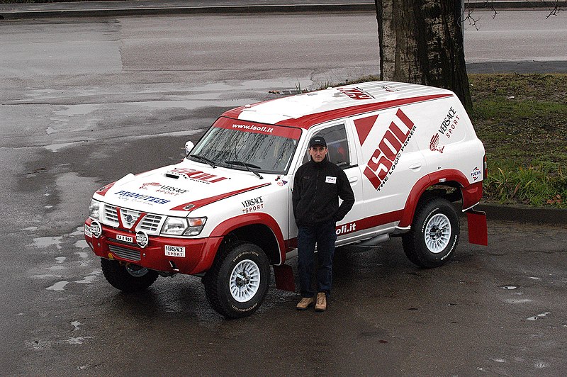 File:Gianni Lora Lamia Nissan Motorsport Dakar rally 2003 Versace Sport Press Presentation 2.jpg