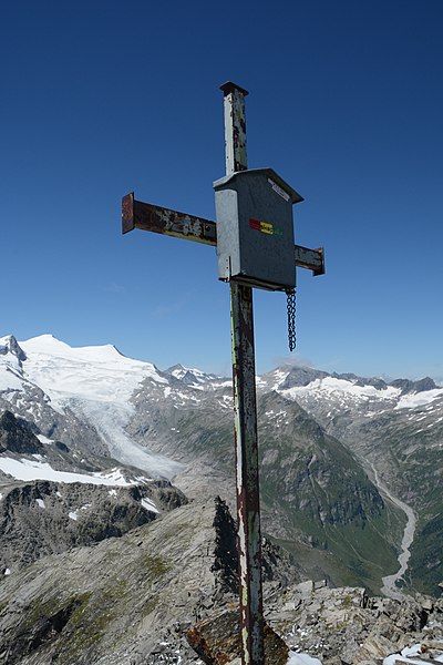 File:Gipfelkreuz des Wildenkogels, links dahinter der Großvenediger.JPG