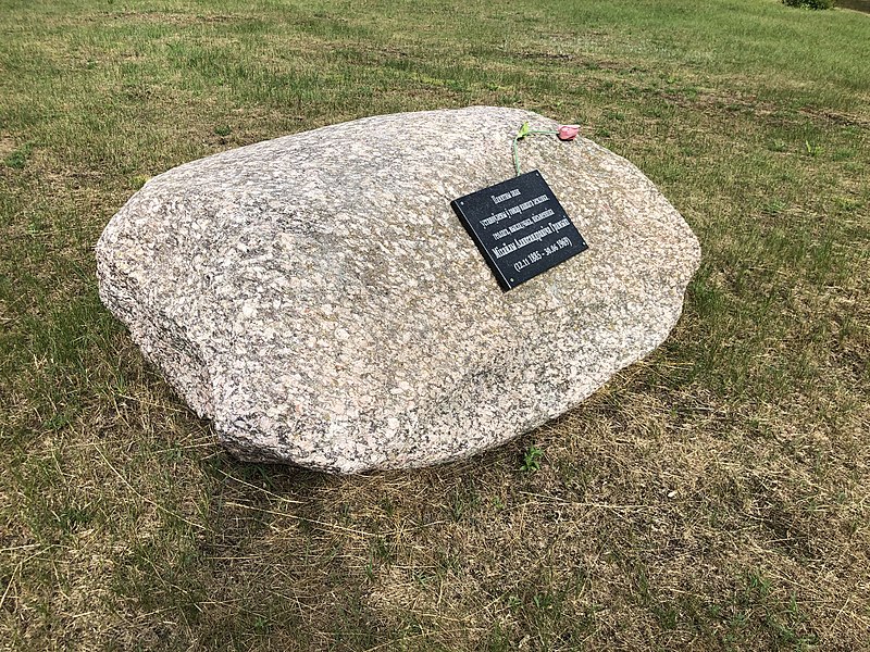 File:Gorodok, memorial, Buda-Kashelevskiy Region 2020 july.jpg