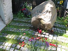 Tombe d'Okoudjava au cimetière Vagankovo de Moscou.