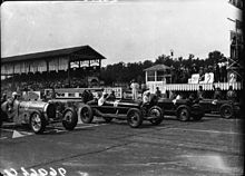 Fotografie čtyř automobilů na startovním roštu Grand Prix Monzy v roce 1932.