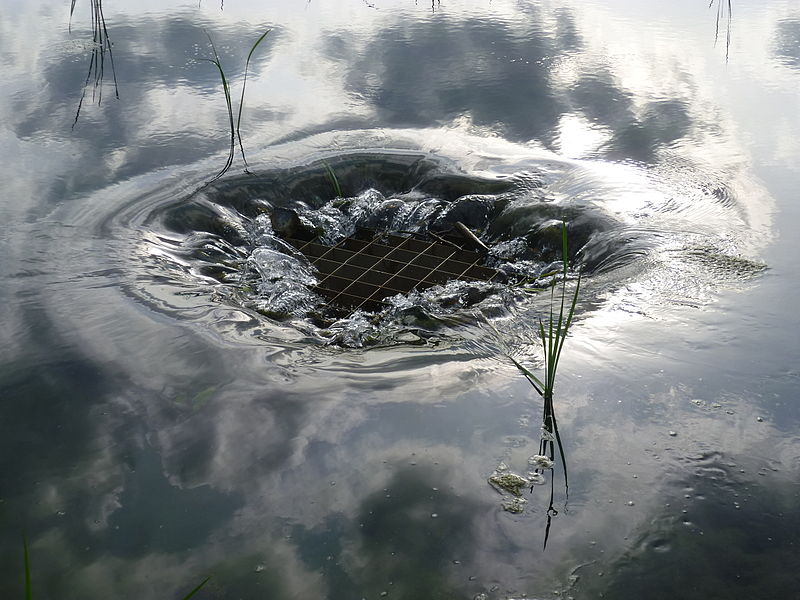 File:Grube Reden Ablauf im Wasserpark.JPG