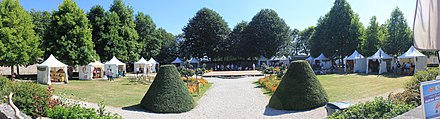 Jardin de l'amirauté, dans l'enclos du port.