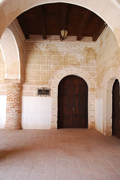 File:HallDoorsStoDomCorzo.jpg